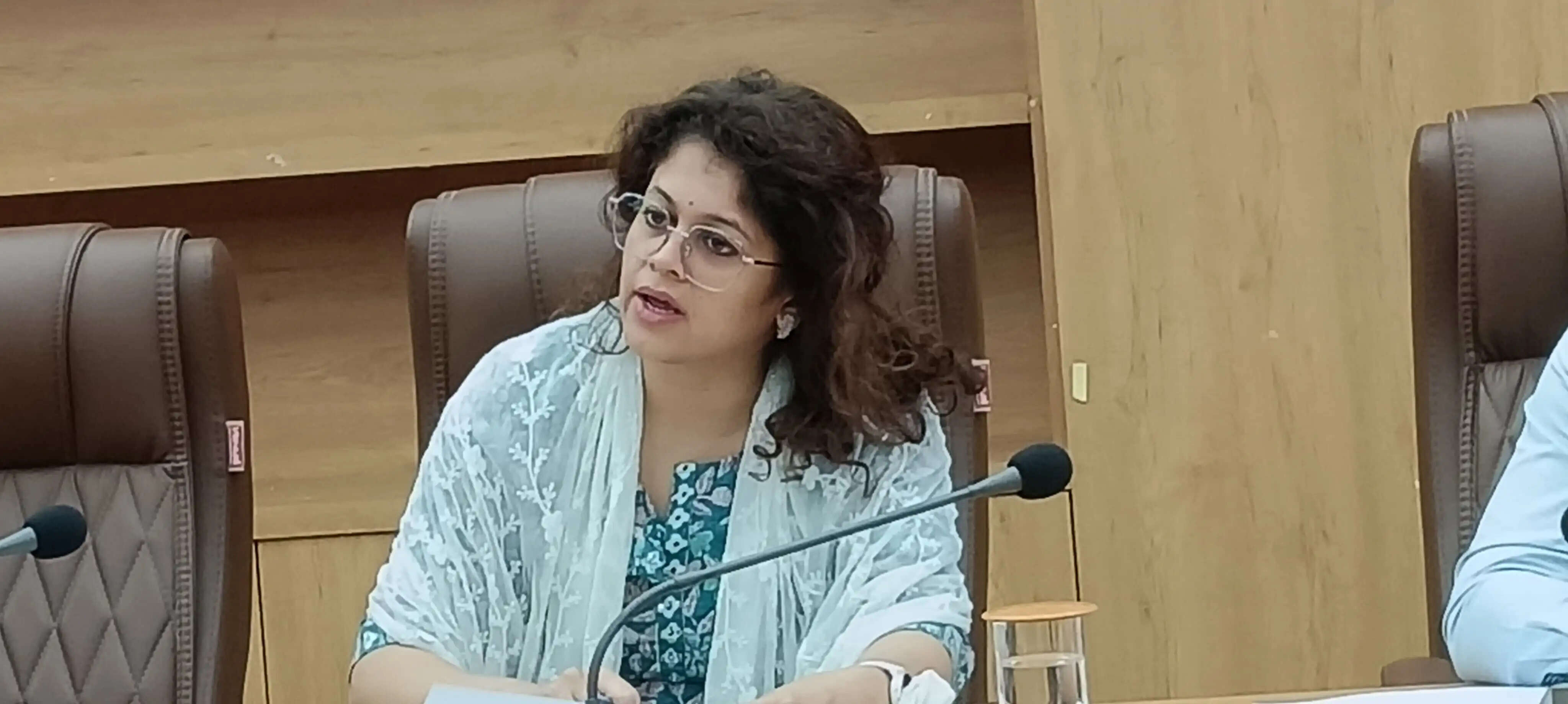 बांधों के जलस्तर की नियमित हो निगरानी,बाढ़ चौकियों पर कर्मचारियों की हो तैनाती : जिलाधिकारी