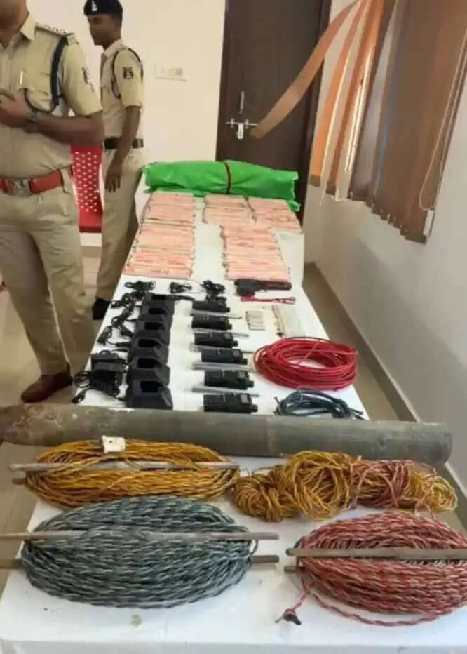 छत्तीसगढ़ के काेंड़ागांव में 30 किलाे विस्फोटक-पिस्टल सहित बड़ी मात्रा में नक्सली डंप बरामद