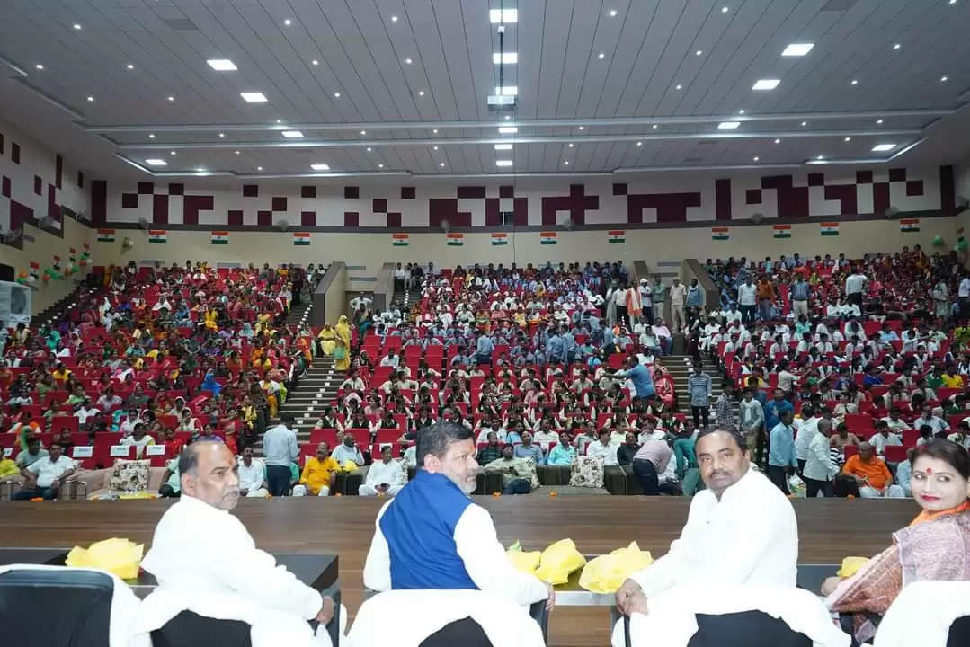 नगर विकास राज्य मंत्री ने दीप प्रज्ज्वलन के बाद शहीदों को किया नमन