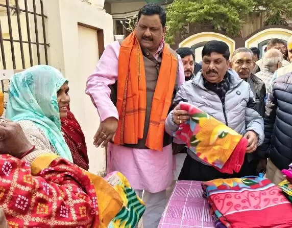महिला मोर्चा ने जरूरतमंद गरीबाें को वितरित किए कंबल