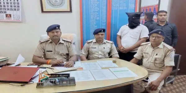 गोला में अवैध विदेशी शराब फैक्ट्री का खुलासा, एक गिरफ्तार