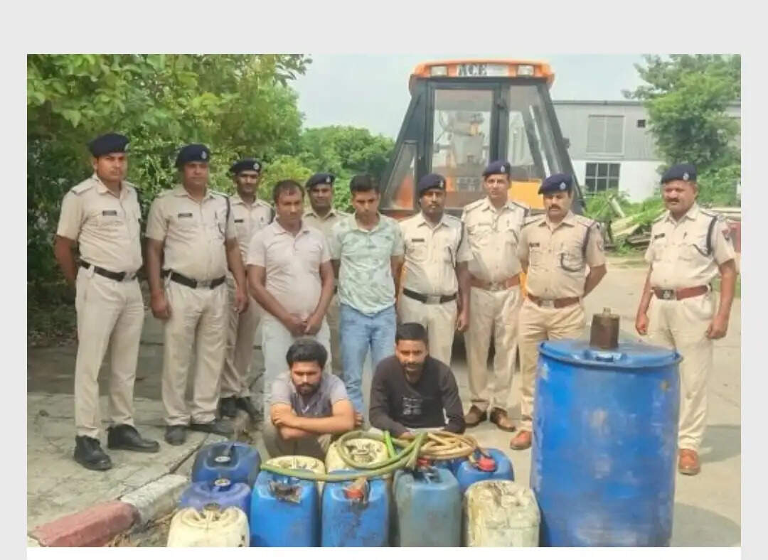 अंतर्गत रेल कारखाना से डीजल चोरी करते रेल कर्मी समेत चार गिरफ्तार