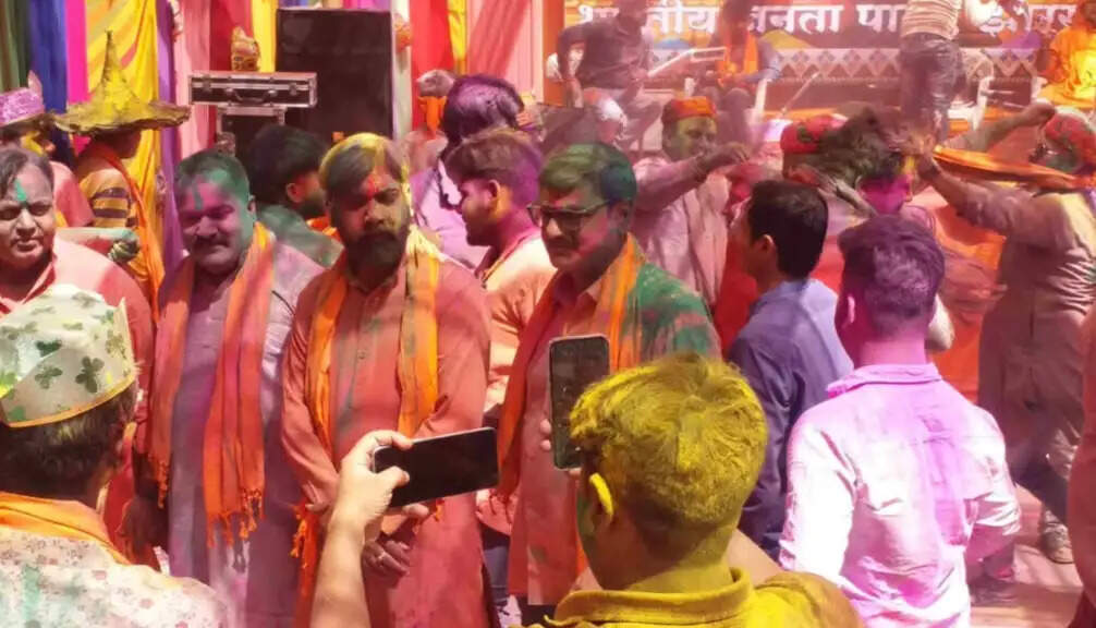 भाजपा नेताओं ने प्रदेश कार्यालय में जमकर खेली होली