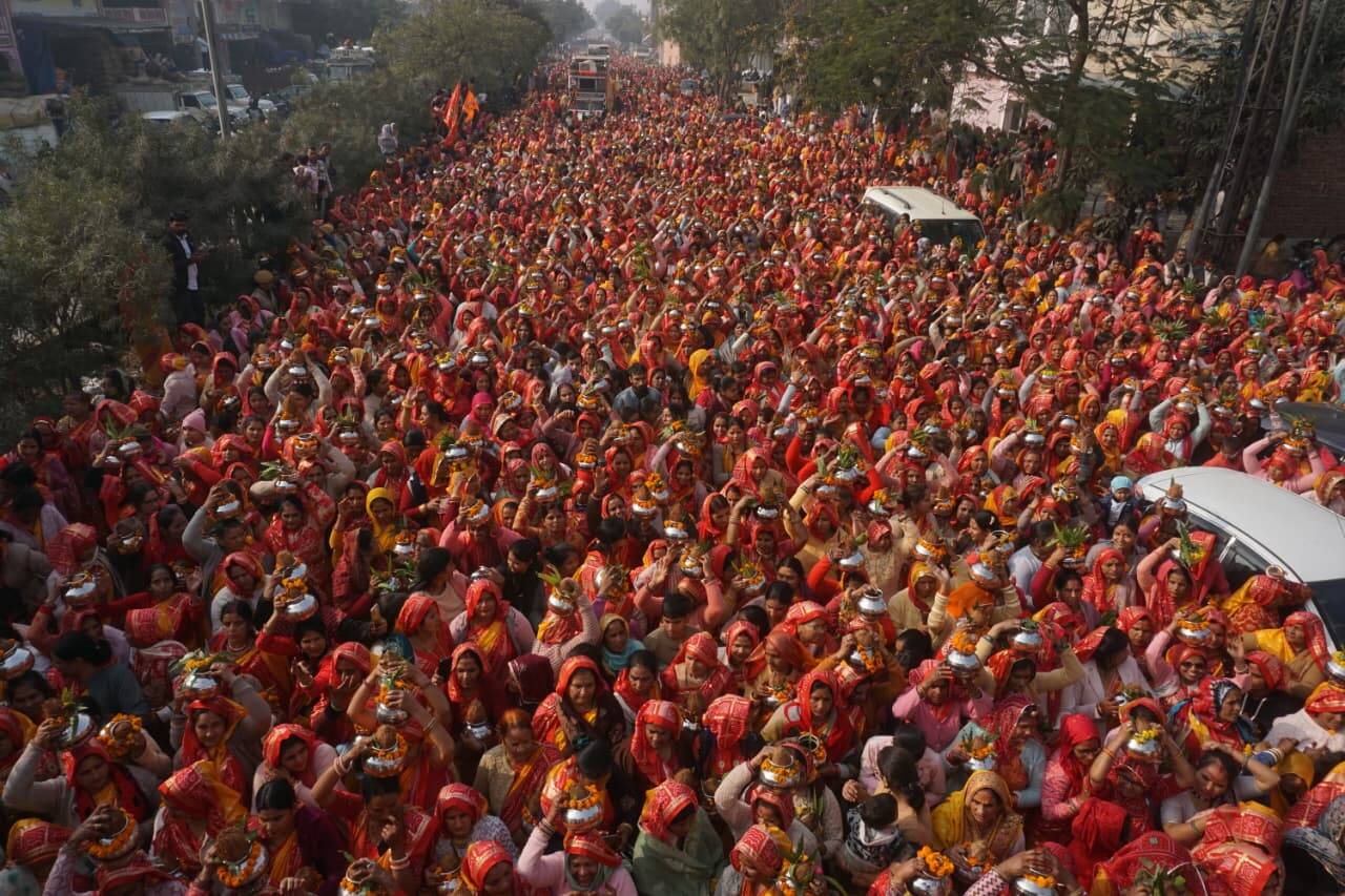श्रीराम कथा व हनुमान महायज्ञ के आयोजन से पूर्व निकली विशाल कलश यात्रा