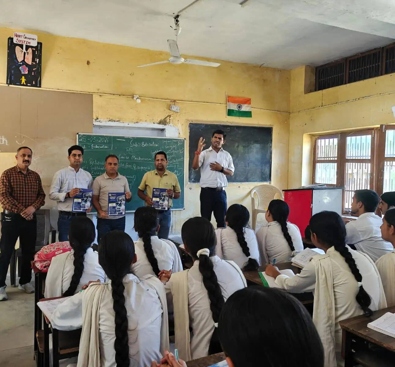 भलवाल और घरोटा स्कूलों के विद्यार्थियों को तकनीकी शिक्षा एवं करियर अवसरों की दी जानकारी