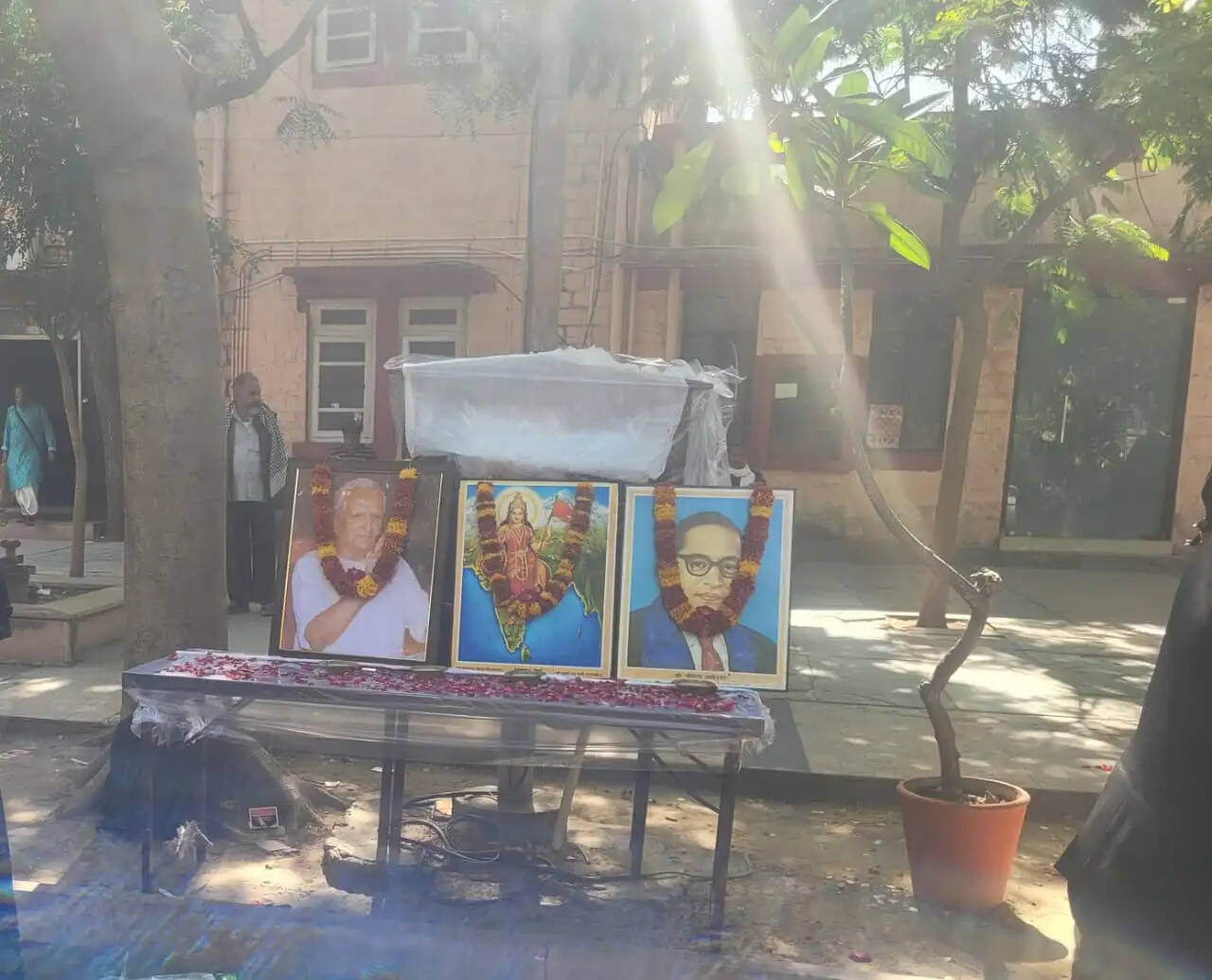 उच्च न्यायालय परिसर में बांटी समरसता खीर