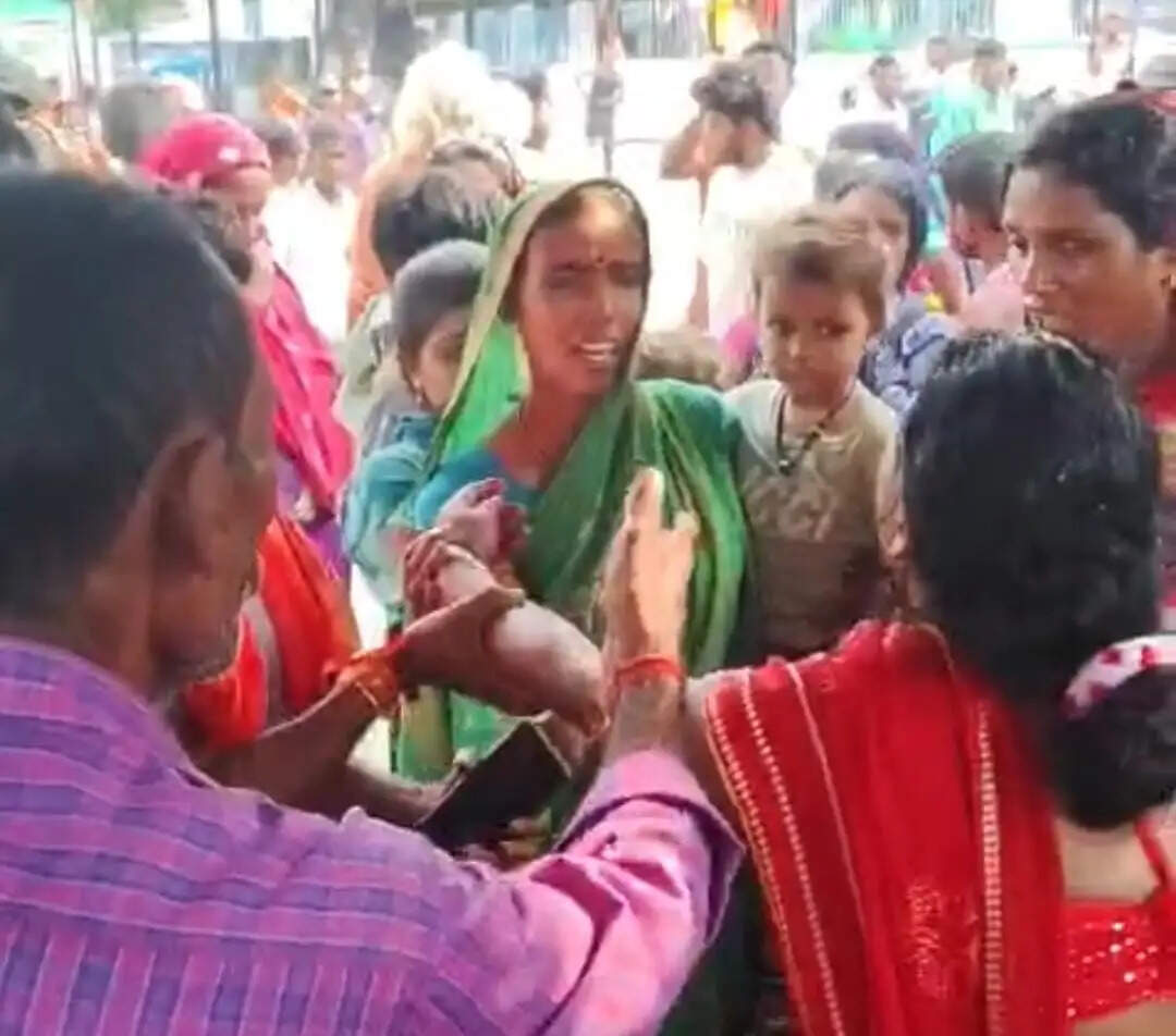 सीढ़ी से गिरकर युवक की मौत, परिजनों का हंगामा