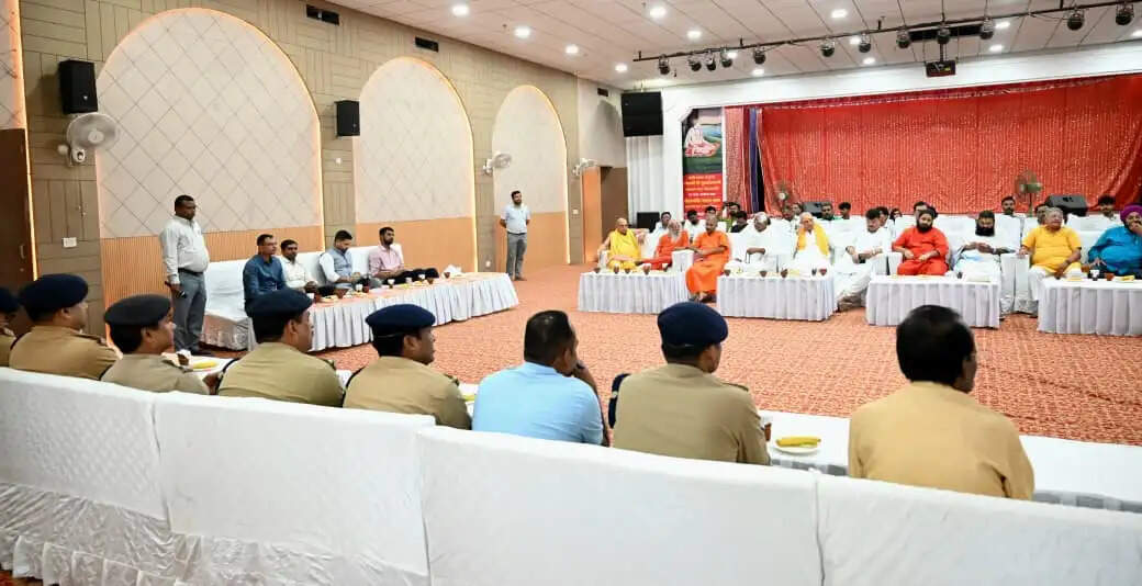 दीपोत्सव की तैयारियों में जुटा प्रशासन, बैठक में संतों ने दिए अहम सुझाव