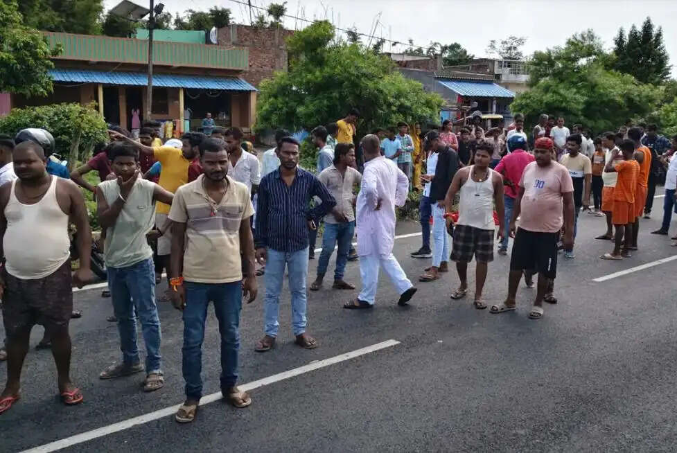 एनएच-27 पर तेज रफ्तार चारपहिया ने बाइक में मारी टक्कर, महिला की मौके पर मौत; तीन घायल
