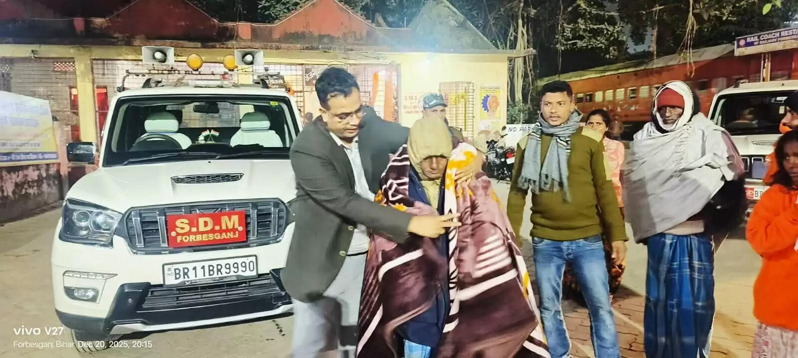 बढ़ते ठंड को लेकर एसडीएम ने रेलवे स्टेशन सहित सार्वजनिक स्थानों पर किया कंबल का वितरण
