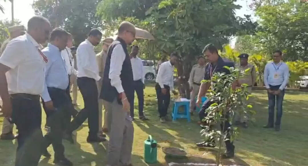 दो दिवसीय बलरामपुर दौरे पर राज्यपाल, कलेक्ट्रेट परिसर में किया पौधारोपण