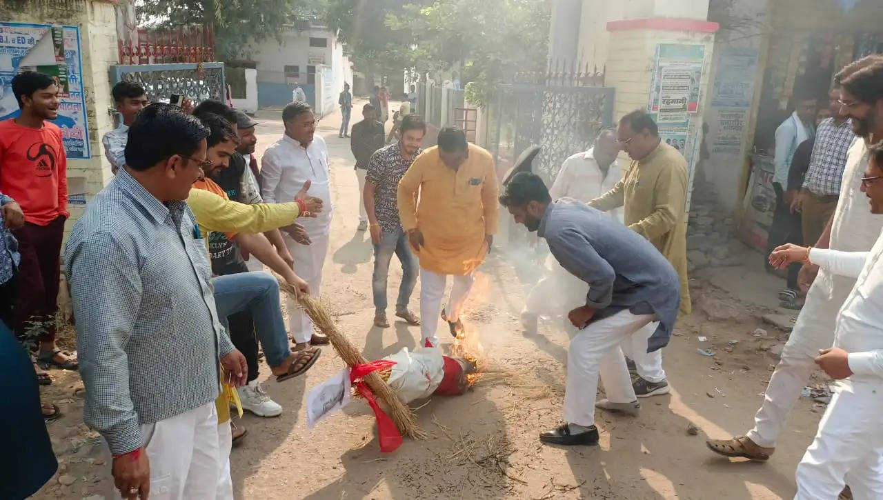 महिलाओं पर अभद्र टिप्पणी को लेकर बिहार के मुख्यमंत्री का फूंका पुतला