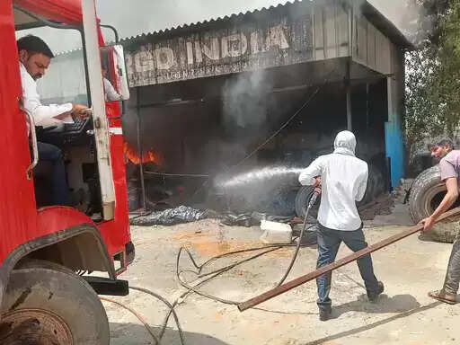 पलवल : पराली जलाने से टायर गोदाम में लगी आग,फायर ब्रिगेड ने तीन घंटे में पाया काबू