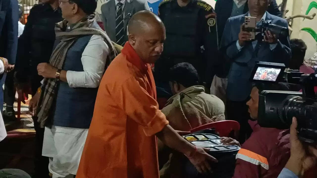 गोरखपुर में मुख्यमंत्री योगी आदित्यनाथ ने रेलवे स्टेशन व झूलेलाल रैन बसेरे का किया निरीक्षण