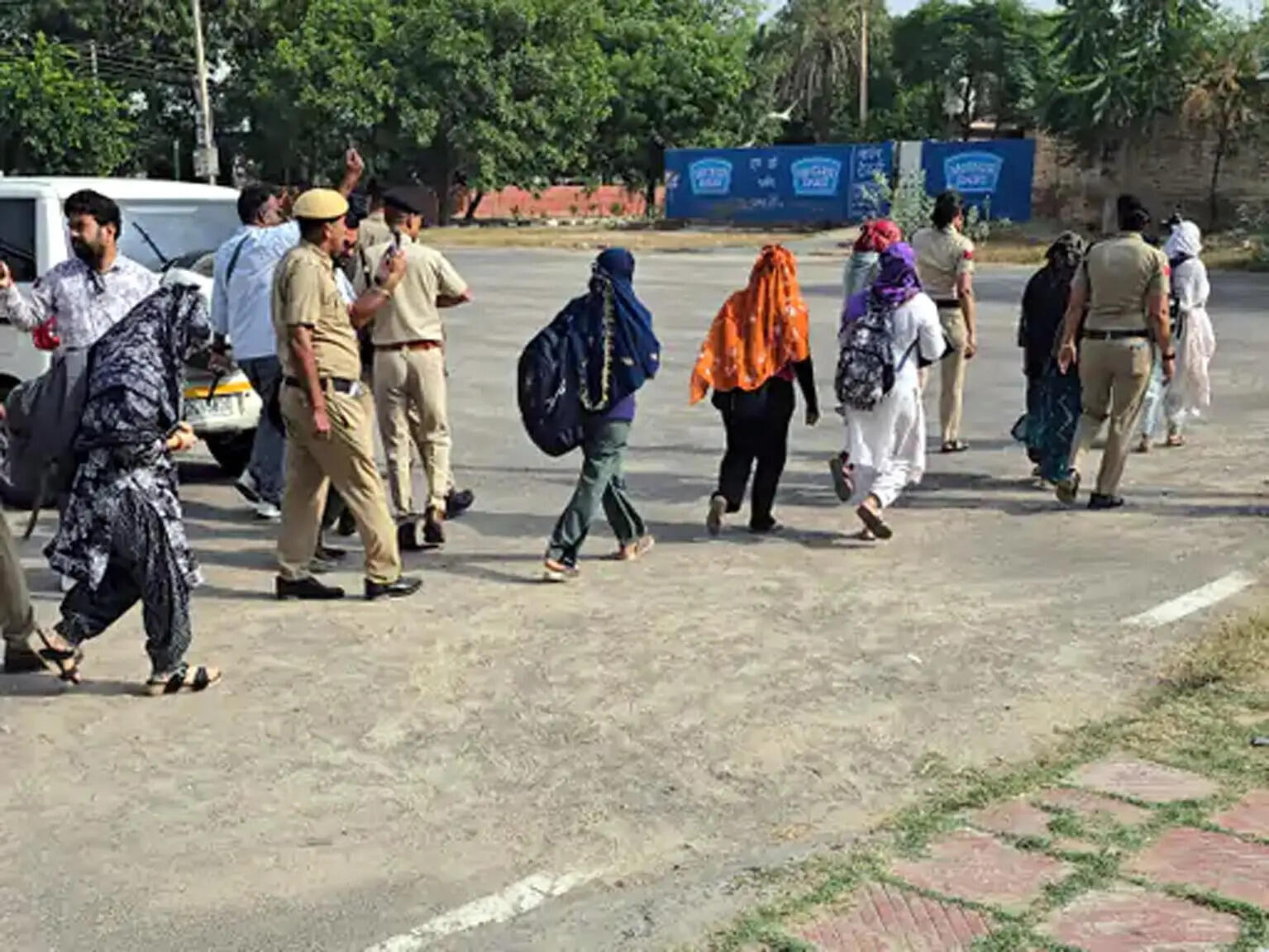 फतेहाबाद: स्पा सेंटर पर पुलिस का छापा, चार युवक व चार युवतियां व मैनेजर हिरासत में