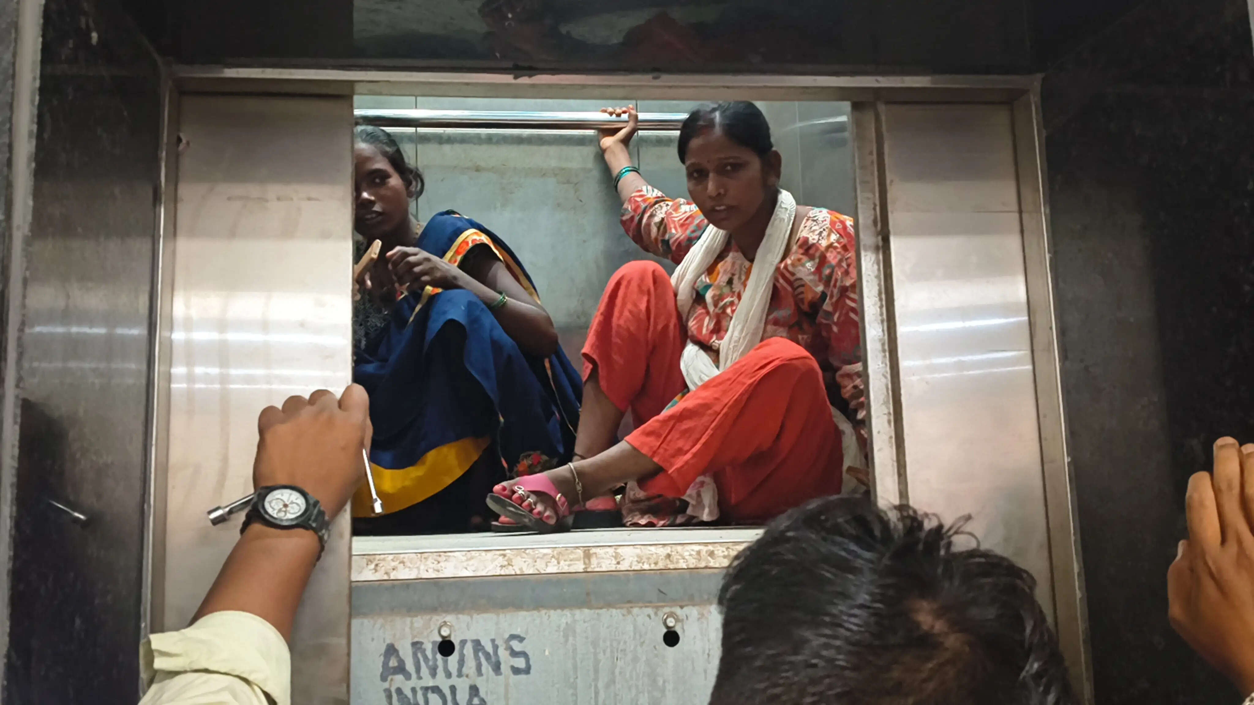 बिजली गुल होते ही लिफ्ट में फंसीं जीविका की दो महिला कर्मी, एक घंटे तक रही जान सांसत में