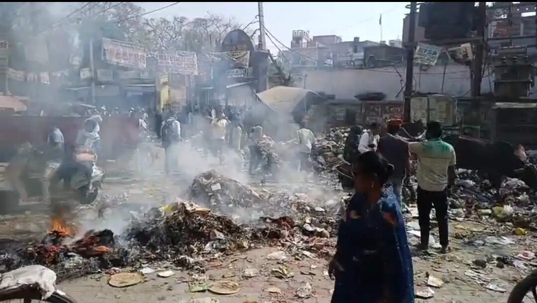 होली से पहले शहर में भरा कचरा, प्रशासन कठघरे में