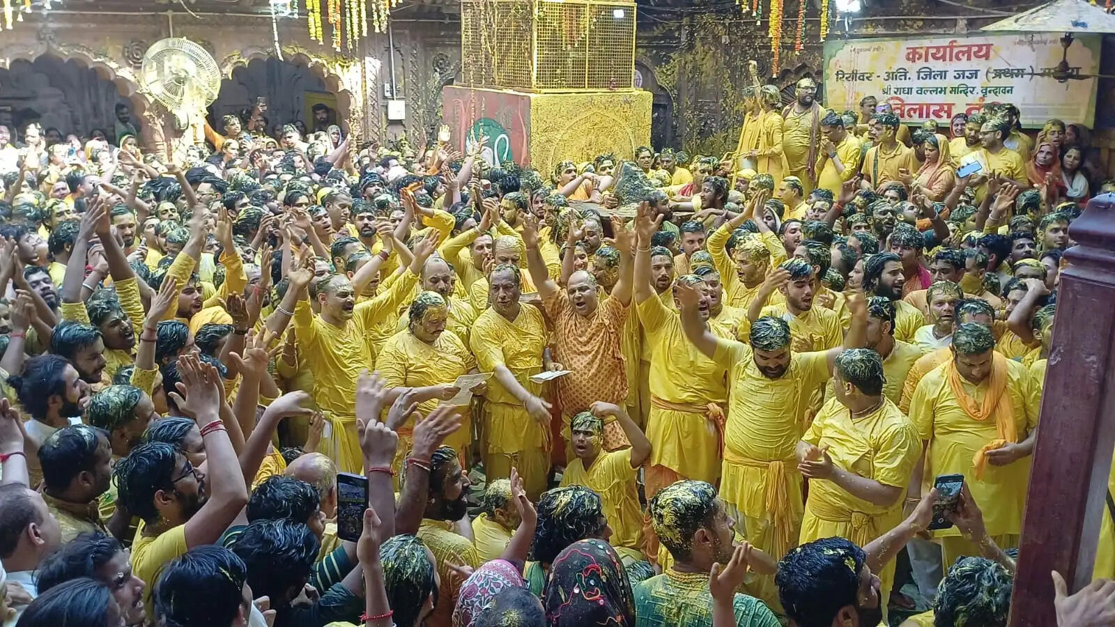 राधावल्लभ मंदिर : राधाप्यारी के जन्म के उल्लास में डूबे श्रद्धालु और गोस्वामी