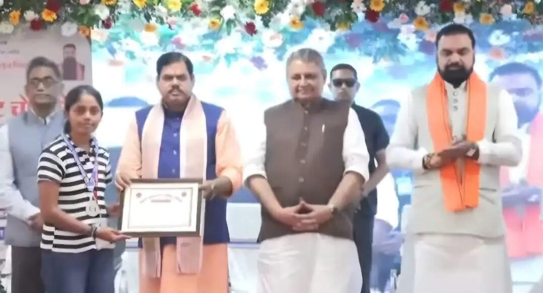 छपरा की अनिका उपाध्याय को मुख्यमंत्री ने किया सम्मानित