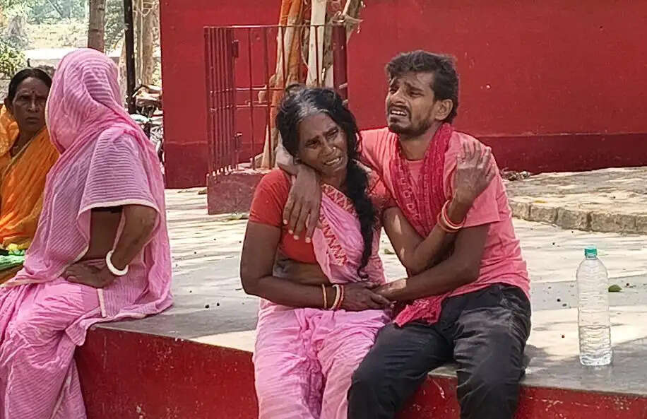 सेफ्टी टैंक में दम घुटने से तीन मजदूर की मौत