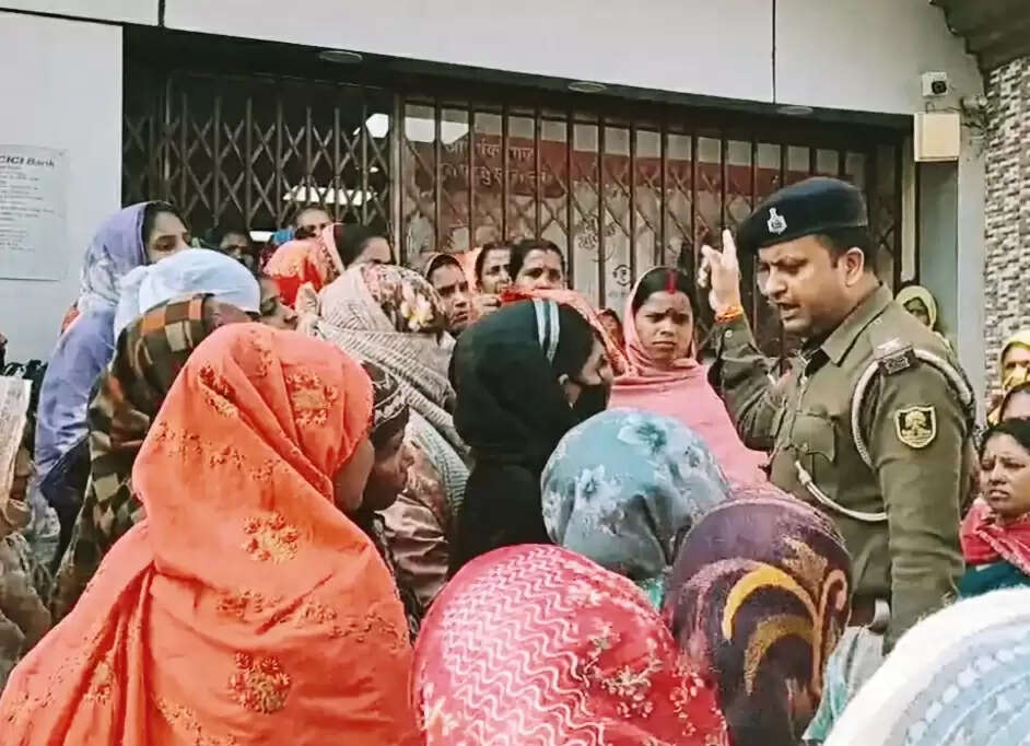 जीविका दीदियों ने किया प्रदर्शन,बैंककर्मी पर घोटाला का आरोप