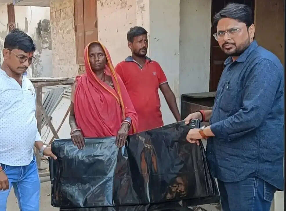 उजड़ने के बाद राहत की आस, एकमा पंचायत में बेघर परिवारों तक पहुंचा प्रशासन