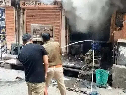 कचौड़ी की दुकान में भीषण आग: समय रहते बड़ा हादसा टला