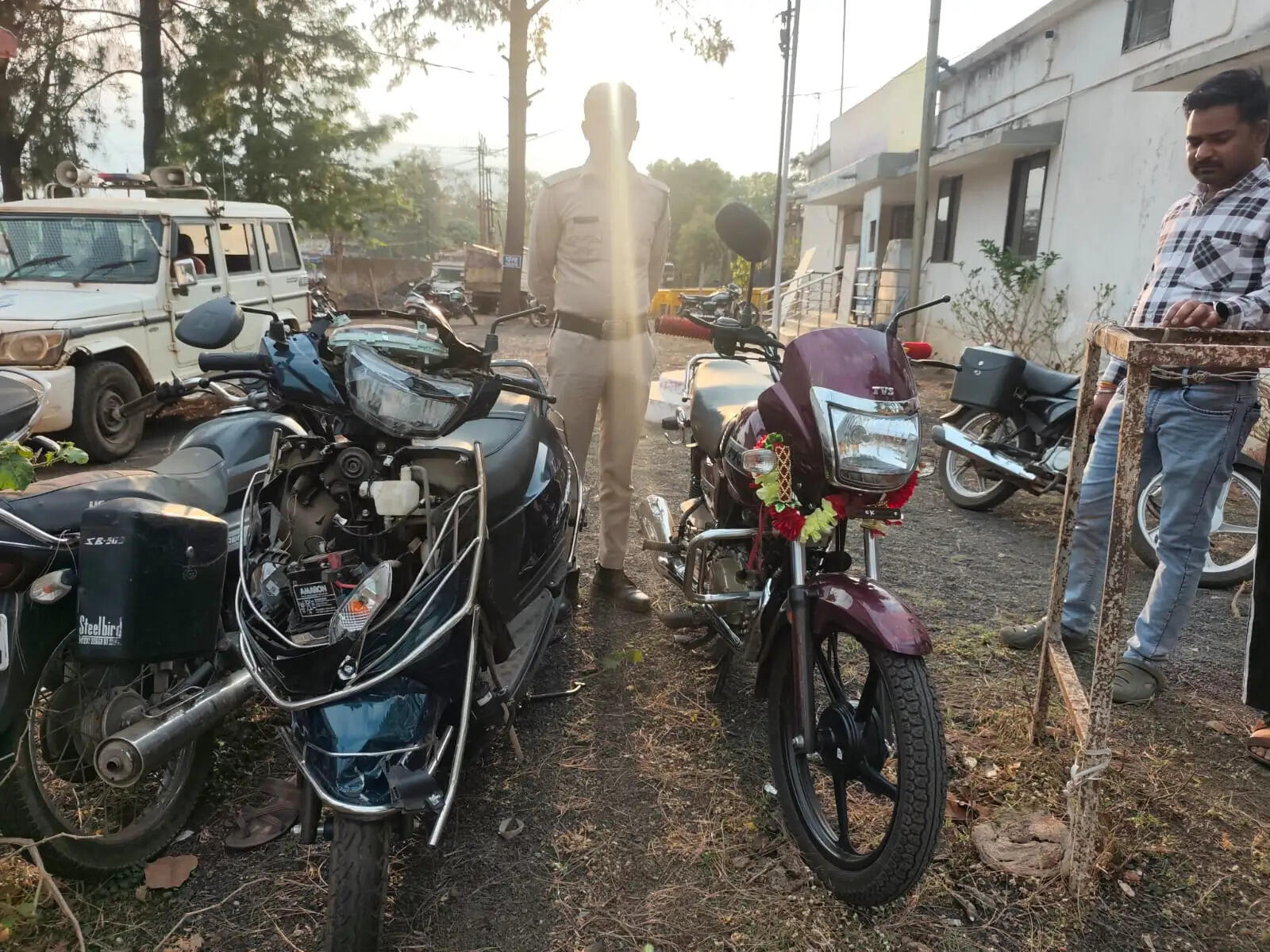 अनूपपुर: सड़क किनारे खड़ी स्कूटी में बाइक सवार ने मारी टक्कर, तीन घायल