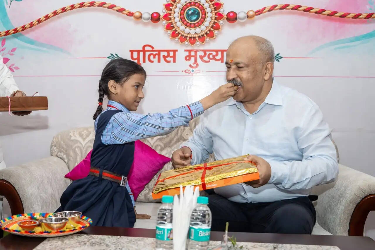 बालिकाओं ने डीजीपी समेत पुलिस अधिकारियों को बांधी राखी