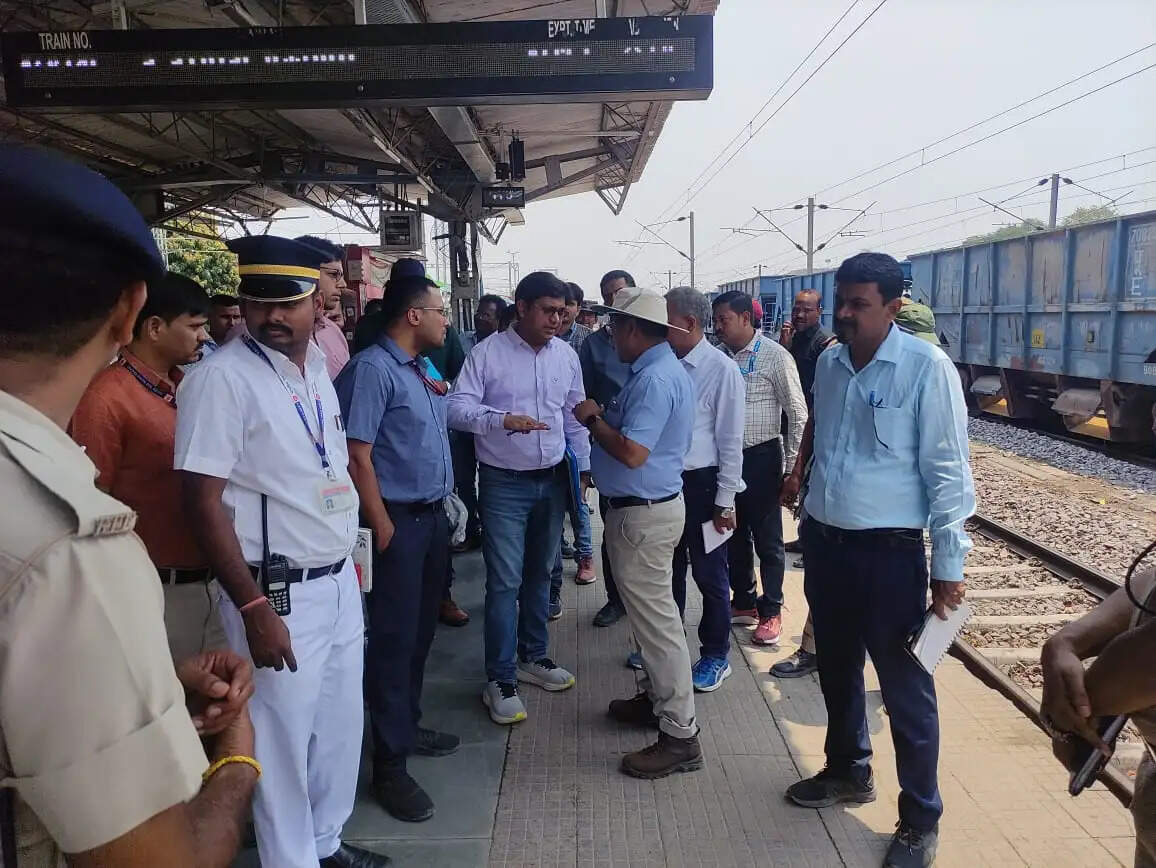 चुनार स्टेशन का डीआरएम ने किया निरीक्षण, दिए विकास कार्यों में समन्वय के निर्देश