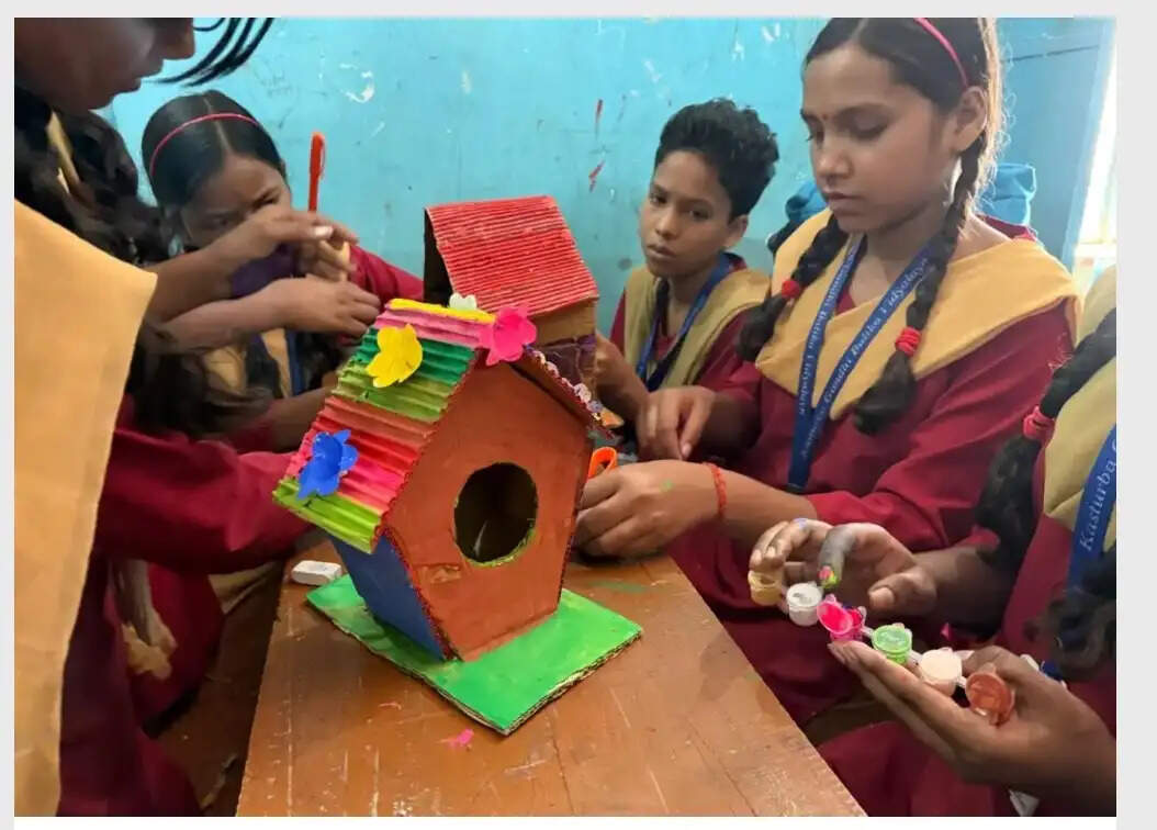 विलुप्त होती गौरैया के संरक्षण के लिए बच्चों ने बनाए इको-फ्रेंडली घोंसले