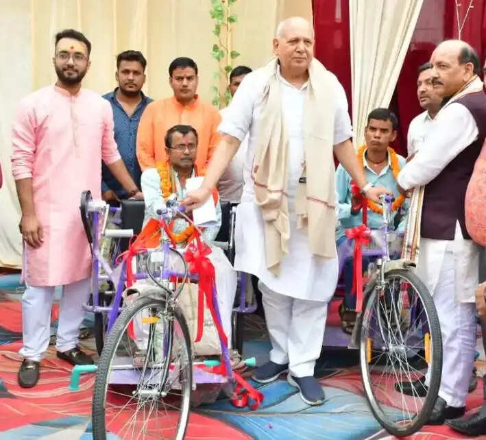 देवरिया में दिव्यांगजनों व छात्राओं को साइकिल वितरण, शिक्षा व आत्मनिर्भरता को मिला बढ़ावा