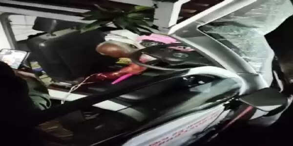 अनूपपुर: मेला से लौट रहा मालवाहक वाहन पेड़ से टकराया, दो की मौत, तीन गंभीर घायल