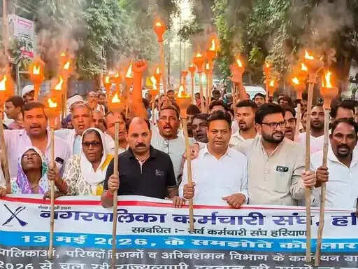 फरीदाबाद:सफाई कर्मचारियों ने निकाला मशाल जुलूस