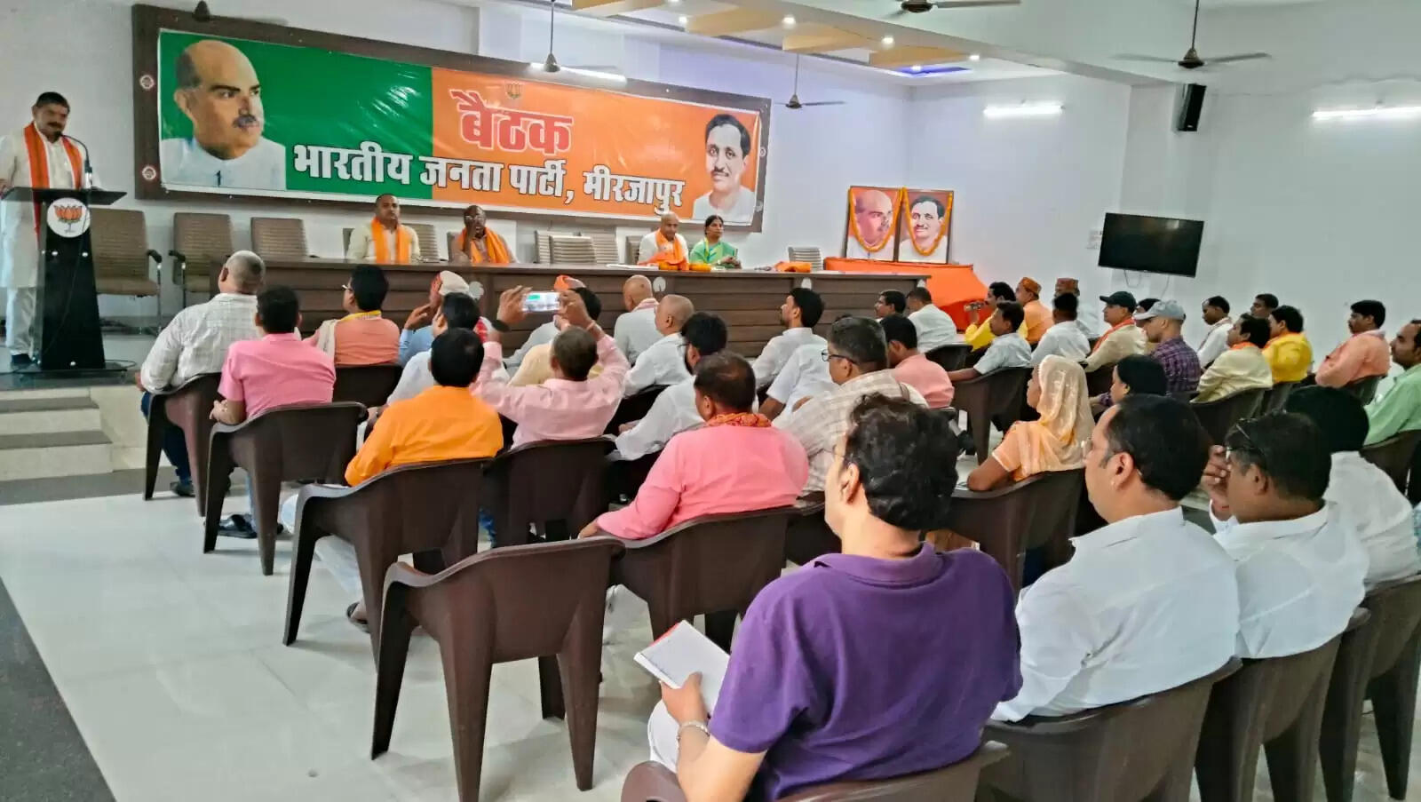 कार्यकर्ताओं को समझाई एमएलसी चुनाव की रणनीति, जीत के लिए भरा जोश