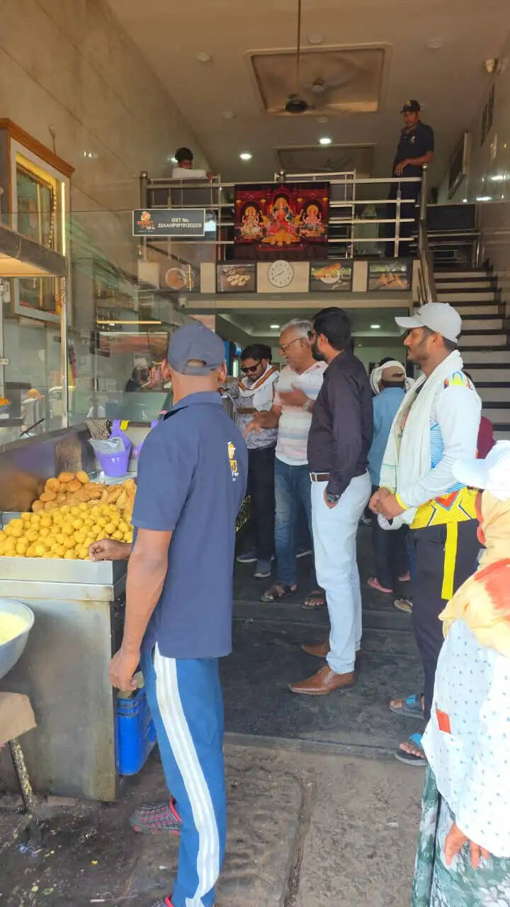 डेयरी, कबाड़ी संचालकों समेत 17 लोगों पर निगम ने वसूला 27,500 रुपये का जुर्माना