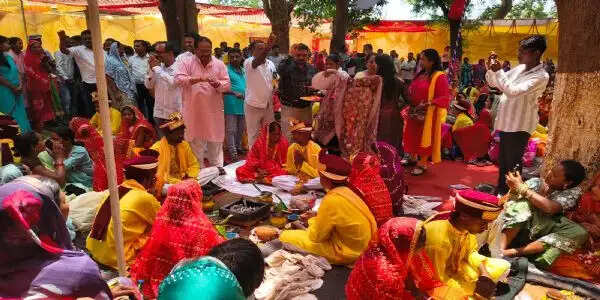 अंबिकापुर : मुख्यमंत्री कन्या विवाह योजना के तहत 45 जोड़े परिणय सूत्र में बंधे, विधायक ने दिया आशीर्वाद