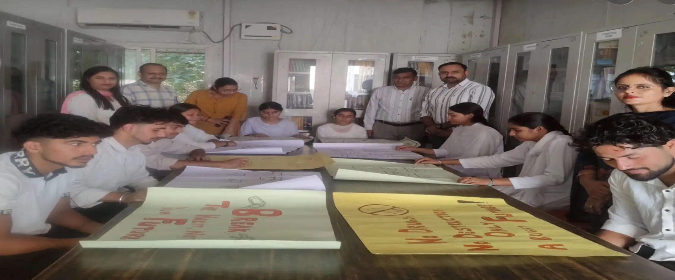 जीडीसी मढ़हीन में नशे के खिलाफ स्लोगन लेखन प्रतियोगिता आयोजित