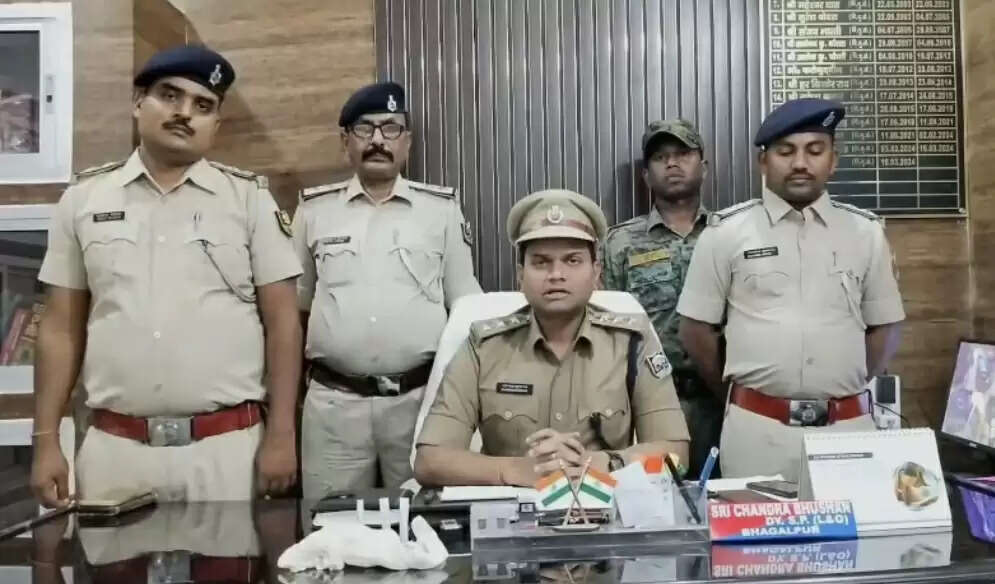 देसी कट्टा, 03 जिंदा कारतूस एवं विदेशी शराब के साथ एक व्यक्ति गिरफ्तार