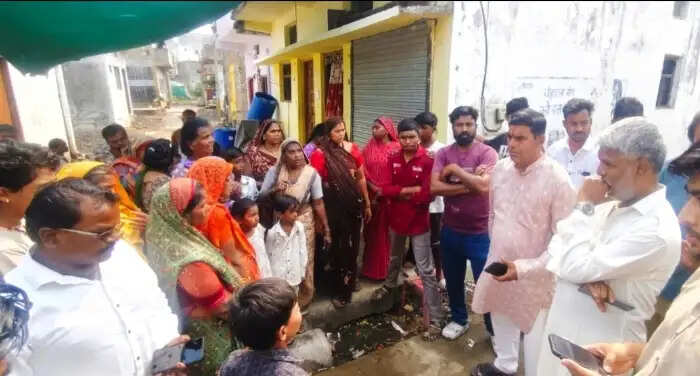 देवास: तीन दिन से पानी सप्लाई बंद, गुस्साए रहवासियों ने फिल्टर प्लांट का किया घेराव