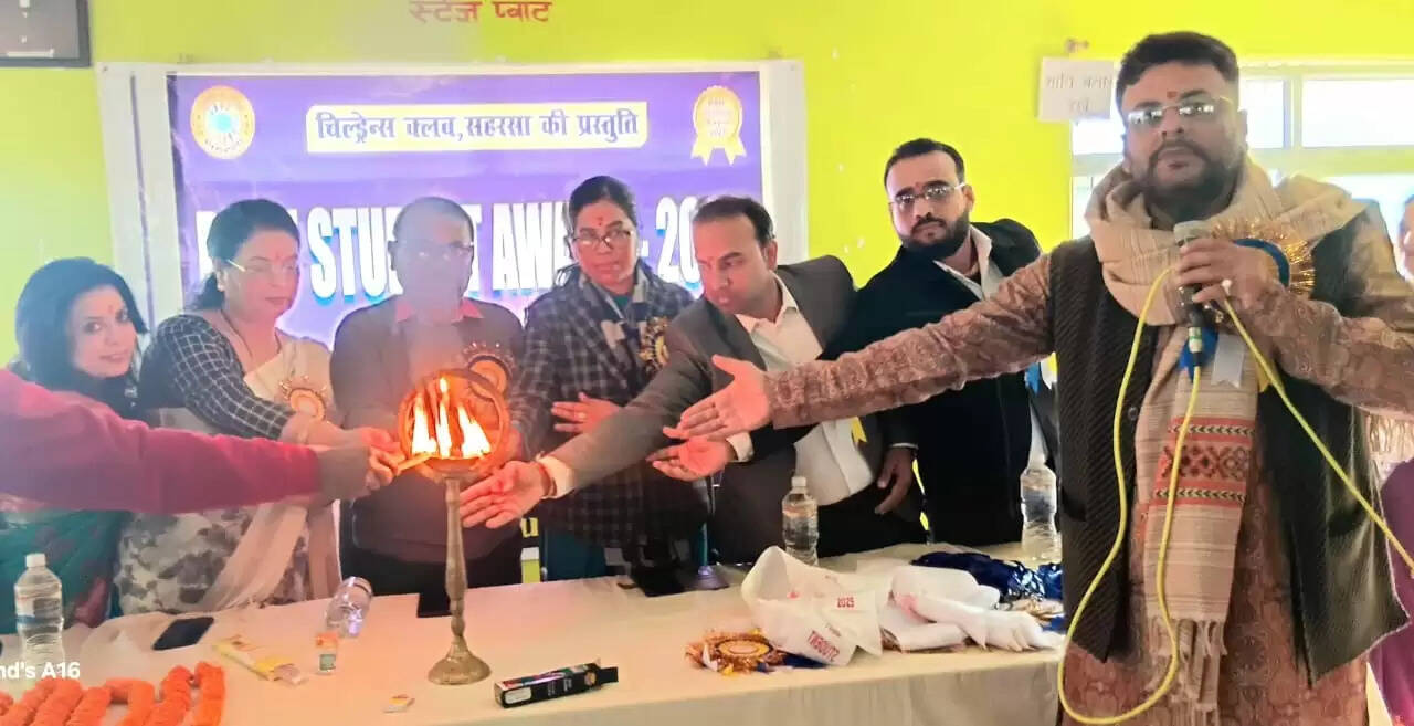 चिल्ड्रेंस क्लब के द्वारा प्रमंडलीय पुस्तकालय में बेस्ट स्टूडेंट्स अवार्ड वितरण समारोह आयोजित