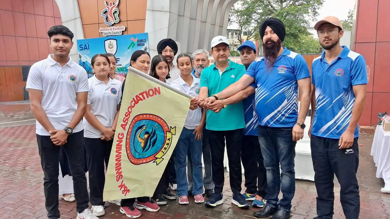 79वीं सीनियर नेशनल एक्वाटिक चैंपियनशिप के लिए जम्मू-कश्मीर तैराकी टीम रवाना