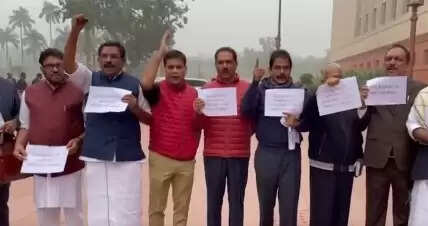 केरल के विपक्षी सांसदों का संसद भवन के बाहर प्रदर्शन, केंद्रीय बजट में उपेक्षा का आरोप