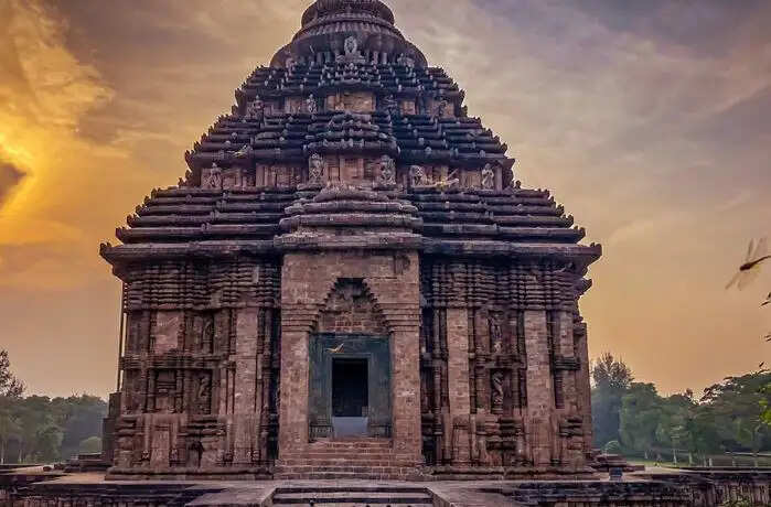 यूनेस्को के विश्व धरोहर स्थल कोणार्क सूर्य मंदिर में रेत हटाने की प्रक्रिया शुरू