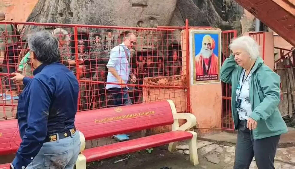 विदेशी सैलानियों का जत्था पहुंचा सुलतानगंज, अजगैबीनाथ का किया दर्शन