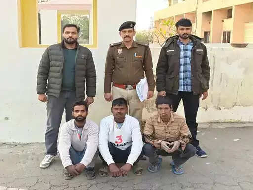 फरीदाबाद: मुफ्त में शराब नहीं दी को सेल्समैन को लाठी-डंडों से पीटा, तीन गिरफ्तार