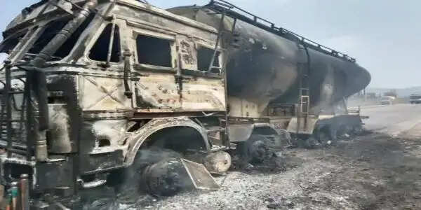 सिंगरौली में राखड़ से भरे बल्कर में लगी आग, चालक-क्लीनर ने कूदकर बचाई जान