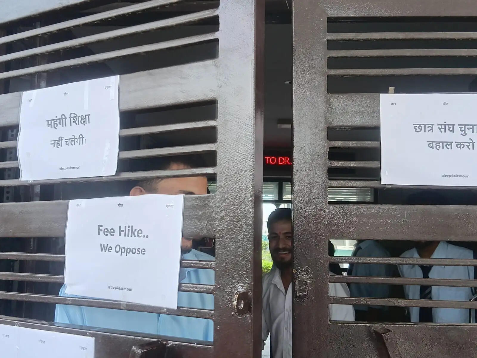 फीस वृद्धि के विरोध में अभाविप नाहन इकाई ने किया तालाबंदी प्रदर्शन, छात्र संघ चुनाव बहाली की मांग