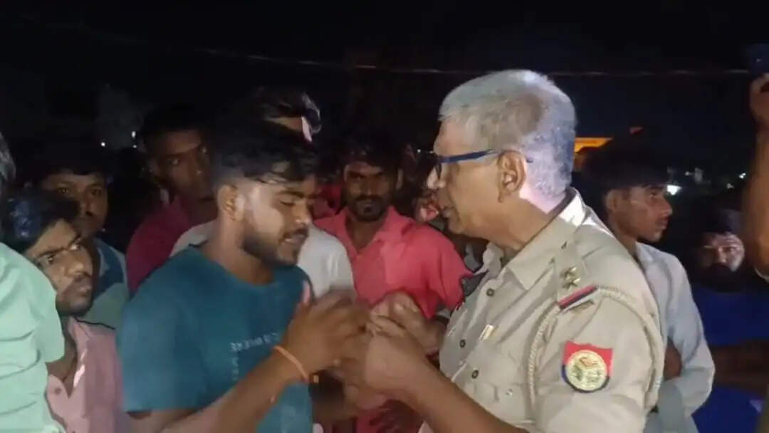 जौनपुर के टाइल्स गोदाम में युवक की संदिग्ध हालात में मौत, परिजनों ने साढ़े तीन घंटे मार्ग जाम किया