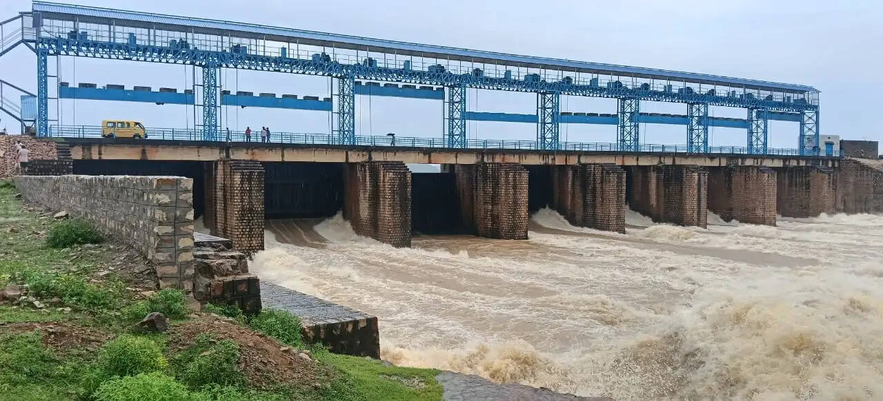 मीरजापुर : अदवा बांध के चार गेट खुले, 14 हजार क्यूसेक पानी छोड़ा, हलिया बाजार में घुसा पानी